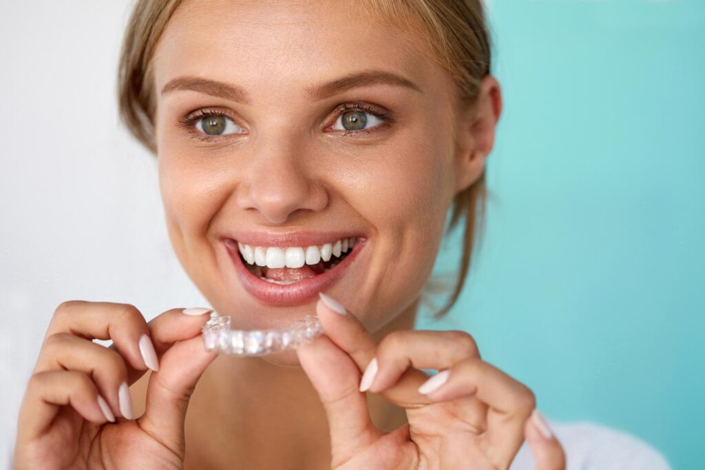 Διάφανοι Νάρθηκες Invisalign Αόρατα Σιδεράκια Invisalign